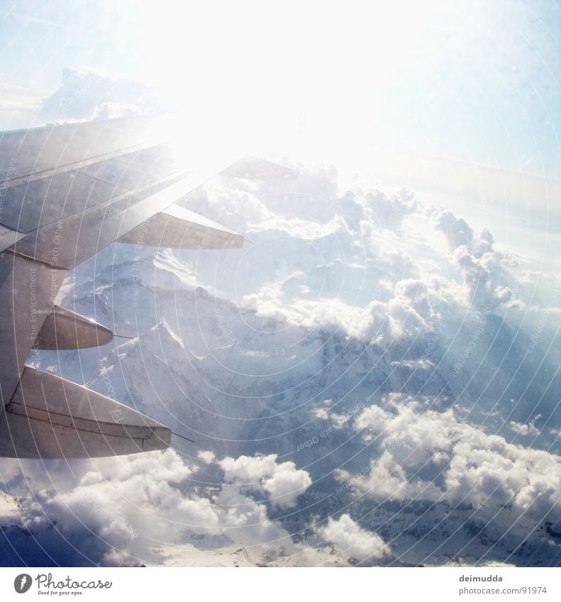 über den Wolken... Flugzeug Gletscher Vulkankrater Abdeckung Fenster Luftverkehr Himmel Sonne Flügel Berge u. Gebirge Eis blau hoch oben boing Stahlen Schnee