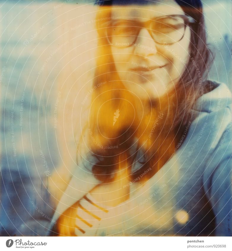 Polaroid zeigt lächelnde Frau mit Brille am Meer. Lichtflecke. Ferien & Urlaub & Reisen feminin Erwachsene 1 Mensch 18-30 Jahre Jugendliche 30-45 Jahre