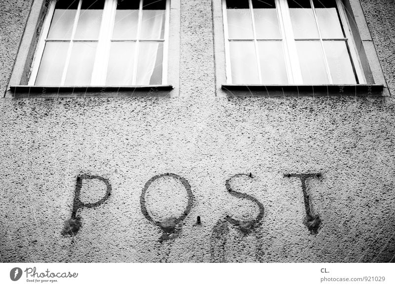 post Post Menschenleer Gebäude Architektur Mauer Wand Fassade Fenster alt stagnierend Verfall Vergangenheit Postamt Schwarzweißfoto Außenaufnahme Tag