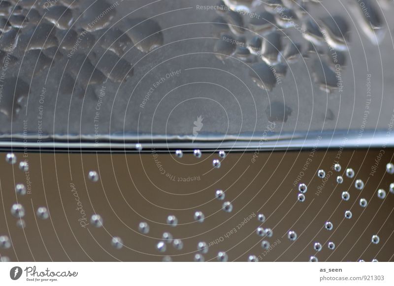 Wasserstrukturen Glas Wasserglas Tropfen glänzend ästhetisch Flüssigkeit klein rund Bewegung Design Leichtigkeit Wassertropfen kondensieren aufsteigen