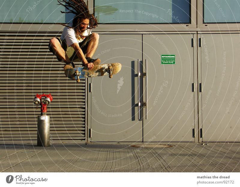 ... ein Überbleibsel aus besseren Zeiten ... Sport Gesundheit anstrengen Skateboarding old-school Ferne Aktion berühren Rastalocken Fahrtwind springen Beton