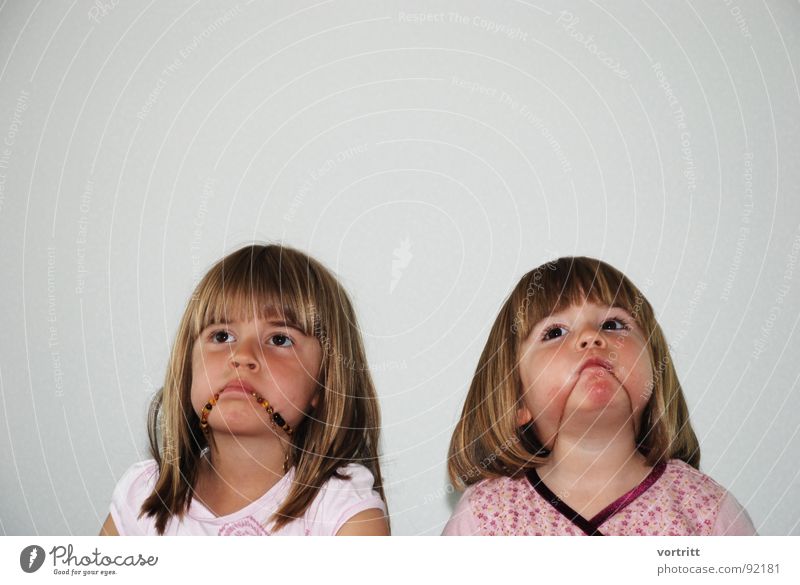 glückstreffer Kind Porträt Wand Mädchen Spielen Körperhaltung Freude Kleinkind Kette lustig Mund Gesicht Auge
