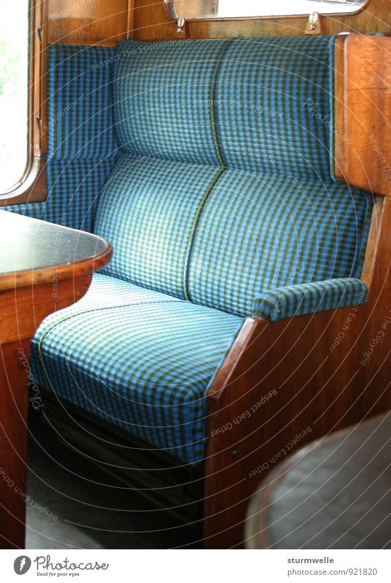 Eine leere Sitzbank in einem alten Zugabteil Verkehr Verkehrsmittel Personenverkehr Öffentlicher Personennahverkehr Bahnfahren Schienenverkehr Eisenbahn