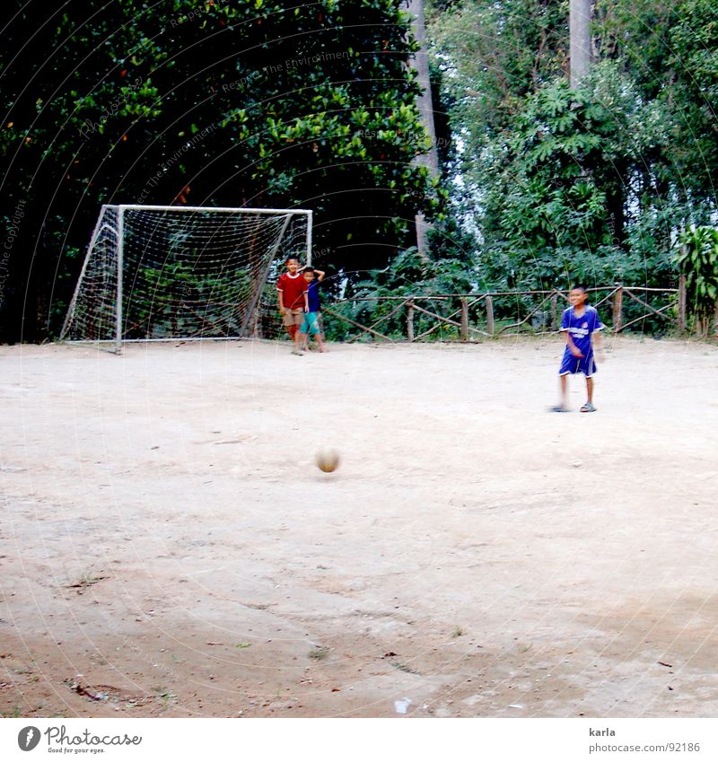 Want to play? Spielen schießen Junge Freizeit & Hobby Urwald Thailand Freude Sport Kind Fußball Ball Tor Netz Fun