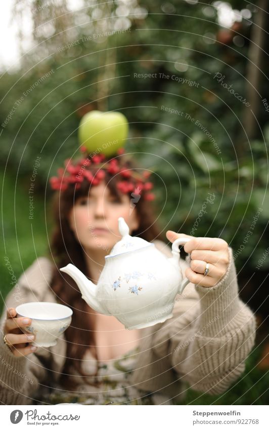 Teatime im Wunderland Junge Frau Jugendliche Erwachsene Zufriedenheit Teetrinken Apfel Apfelplantage Porzellan Teeservice altmodisch Surrealismus absurd Spielen