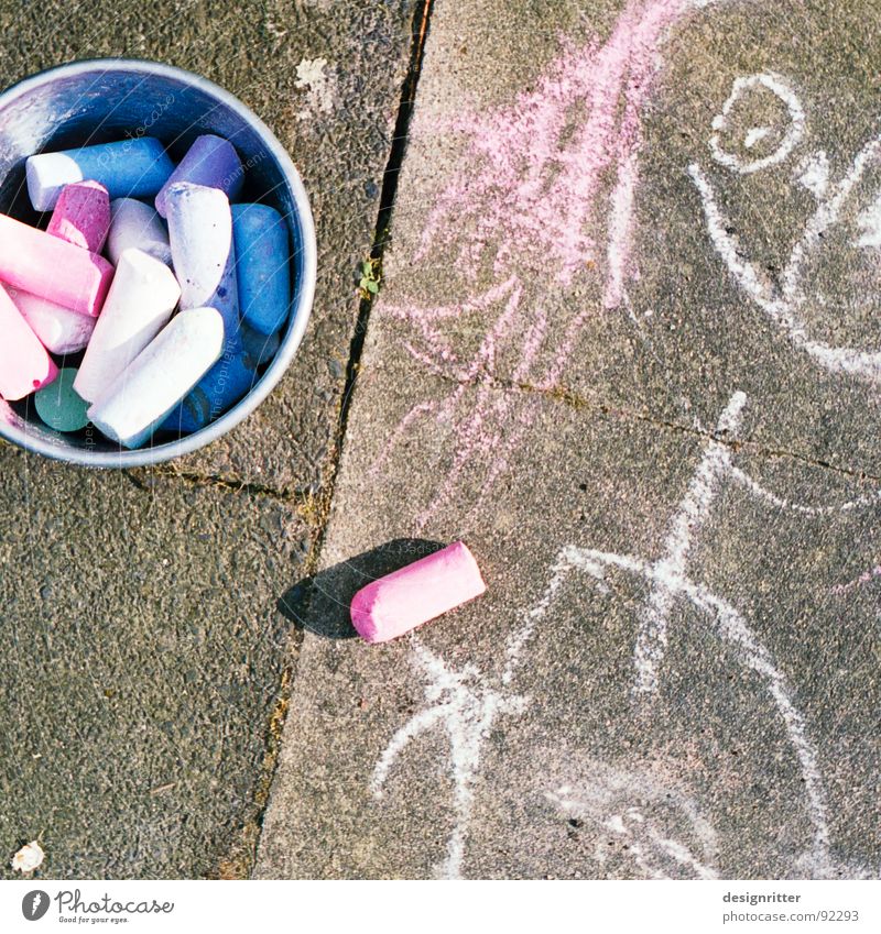 Prinzessin Strassenmalerei mehrfarbig rot Kreide Straßenkreide streichen Wege & Pfade Bürgersteig Farbe blau chalk crayon street Kunst paint pedestrian way