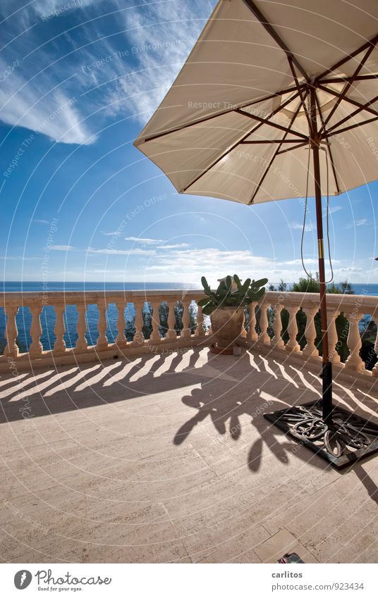 Die weiteren Aussichten ..... Luft Wasser Himmel Sonnenlicht Sommer Wärme Küste Erholung träumen Ferne Horizont Terrasse Balkon Geländer Säule Sonnenschirm blau