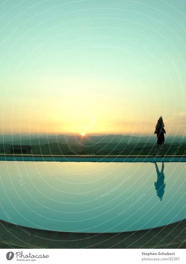 Sonnenuntergang am Pool Schwimmbad himmelblau Pastellton Abenddämmerung Tochter Toskana Italien nass kalt Freizeit & Hobby Stimmung Physik groß klein Gegend