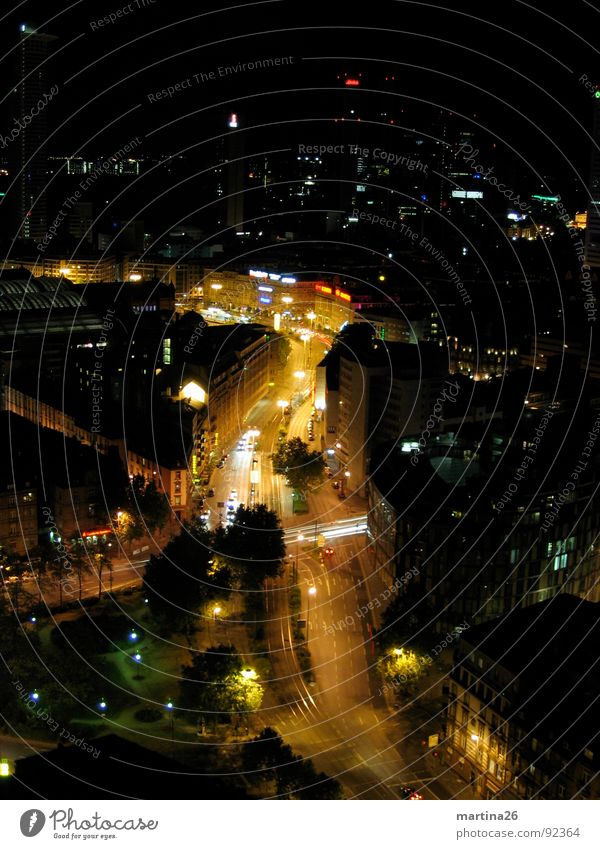 nächtlicher Straßenfluß Nacht dunkel schwarz Langzeitbelichtung Vogelperspektive Haus Licht fließen Stadt Frankfurt am Main Verkehr mehrspurig Illumination