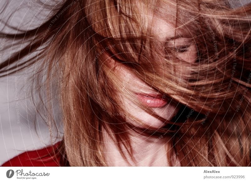 Junge Frau mit um das Gesicht wehendem Haar und rotem Pullover Raum Jugendliche Lippen Haare & Frisuren 18-30 Jahre Erwachsene rothaarig langhaarig Wind