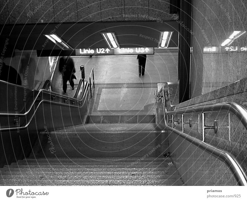 U-Bahn Abgang Rolltreppe Verkehr Architektur Unterführung Treppe Schwarzweißfoto