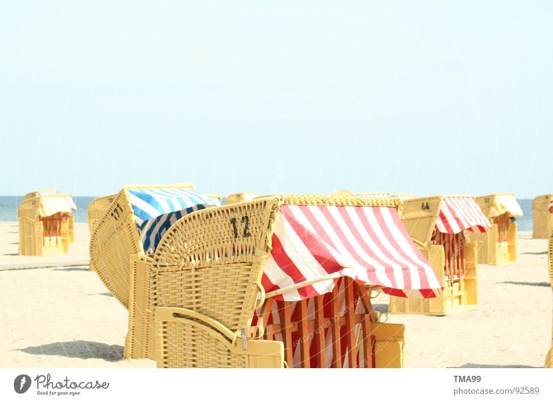 Sand unter den Füßen! Strand Strandkorb gestreift Ferien & Urlaub & Reisen Meer genießen Schönes Wetter Klarer Himmel Küste blau Sonne Ostsee Nordsee fun