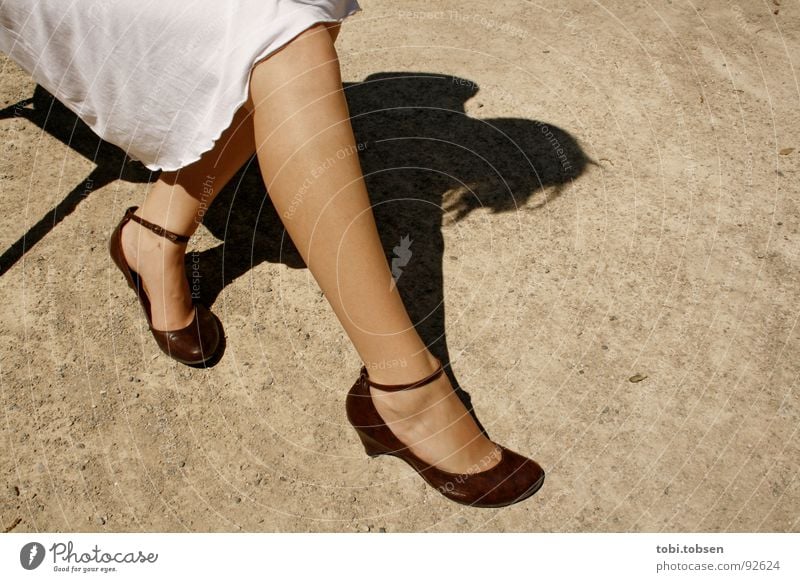 spanische versuchung Valencia Spanien trocken Physik heiß blond Schuhe braun weiß schwarz lang Frau Versuch Bekleidung Sand Bodenbelag Wärme Schatten harre