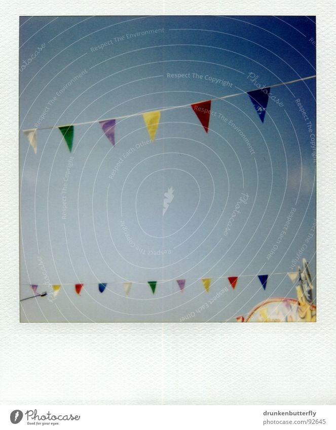 Fähnchen im Wind Fahne gelb grün Dach Jahrmarkt Wolken Sommer Spielen Himmel blau Wimpelkette Polaroid Nähgarn Seil