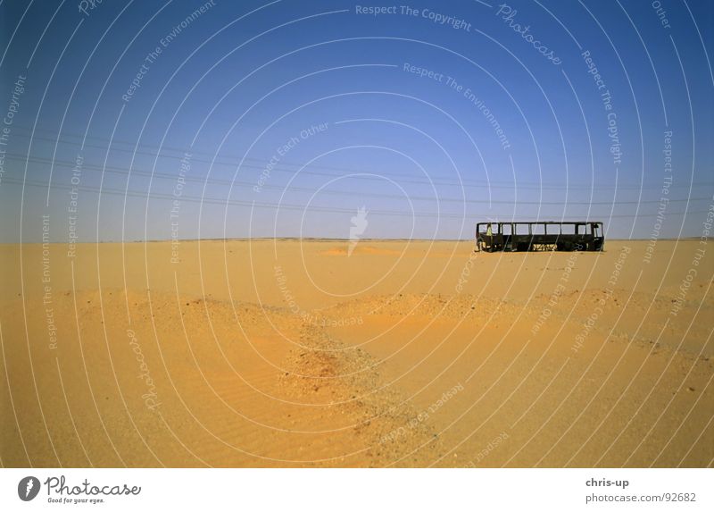 Bus in Wüste Schrott Schrottplatz Einsamkeit Abu Simbel Ägypten Assuan Ödland Physik Afrika Dürre verfallen Straßennamenschild Kurve gefährlich