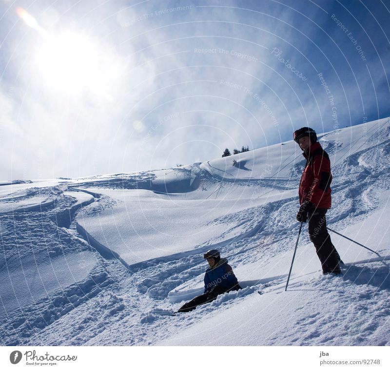 geniessen Skitour Skifahren Pulverschnee Ferne schön frisch Saanenland Tourismus Sonnenfleck Mann Frau Spuren genießen stehen Wintersport powdern hoch oben neu