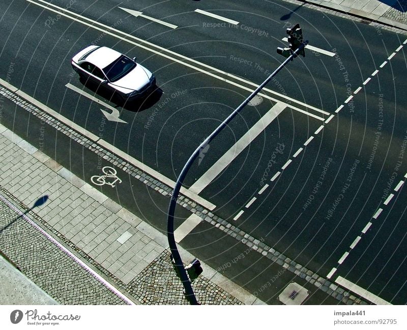 geradeaus Fahrradweg Ampel schwarz weiß Linie fahren abstrakt Fußgänger Verkehrswege Dresden PKW Pfeil staße siber volvo