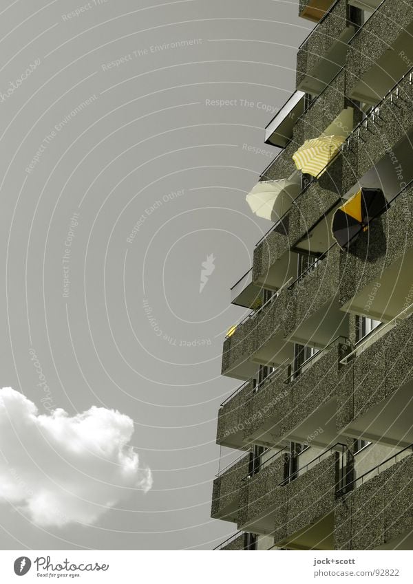Balkone auf dem Sonnendeck Klima Schönes Wetter Wärme Schöneberg Plattenbau Stadthaus Fassade hoch oben grau Inspiration Sonnenschirm Lichtschein farbverfremdet
