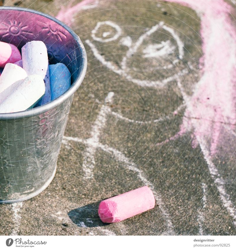 Prinzessin 2.2 Eimer Strassenmalerei mehrfarbig rot Pastellton Kreide Straßenkreide streichen Wege & Pfade Bürgersteig Farbe blau chalk crayon street Kunst