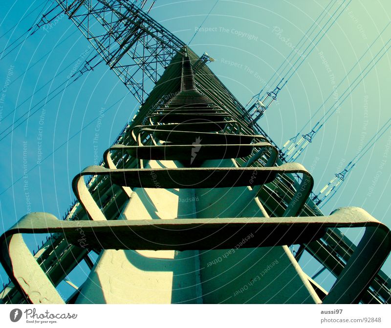 50 kV und mehr Stromtransport Elektrizität schwindelfrei Industrie Strommast Himmel Metall Treppe Leiter Kabel hoch Klettern Schwindelgefühl