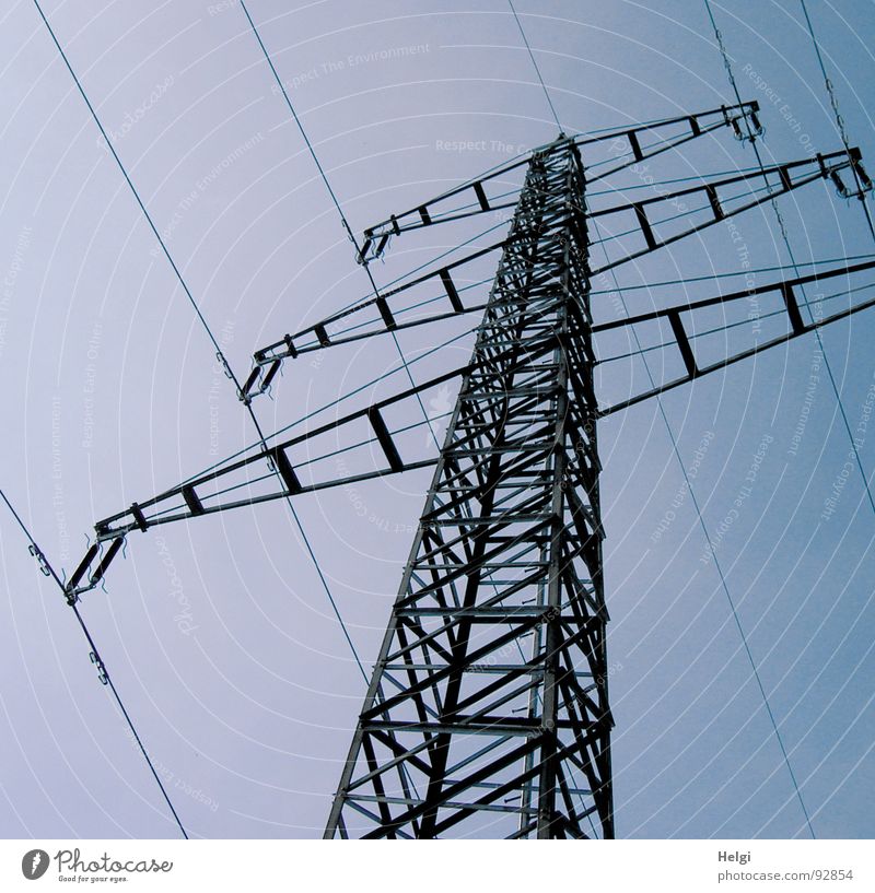 Strommast mit Kabeln aus der Froschperspektive vor blauem Himmel Farbfoto Gedeckte Farben Außenaufnahme Menschenleer Hintergrund neutral Tag Silhouette