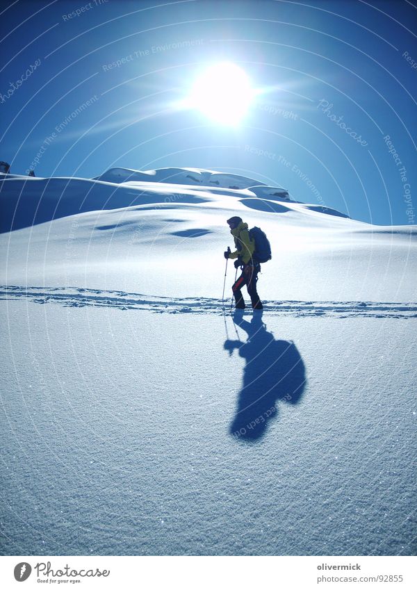 sonne schnee und mehr... Pulverschnee Schattenspiel Schneespur Skitour Bergsteigen Stimmung Bergsteiger Skifahrer Sport Spielen Sonne hell/dunkel Wintersport