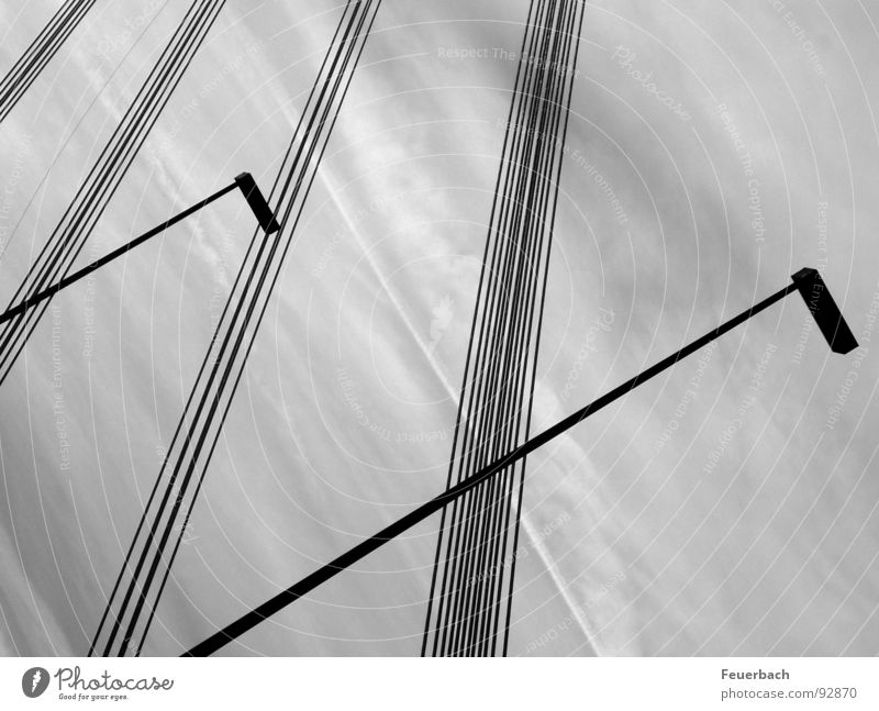 Linien vor unruhigem Hintergrund Schwarzweißfoto Außenaufnahme Muster Strukturen & Formen Menschenleer Lampe Kabel Himmel Wolken Wetter Regen Brücke Verkehr