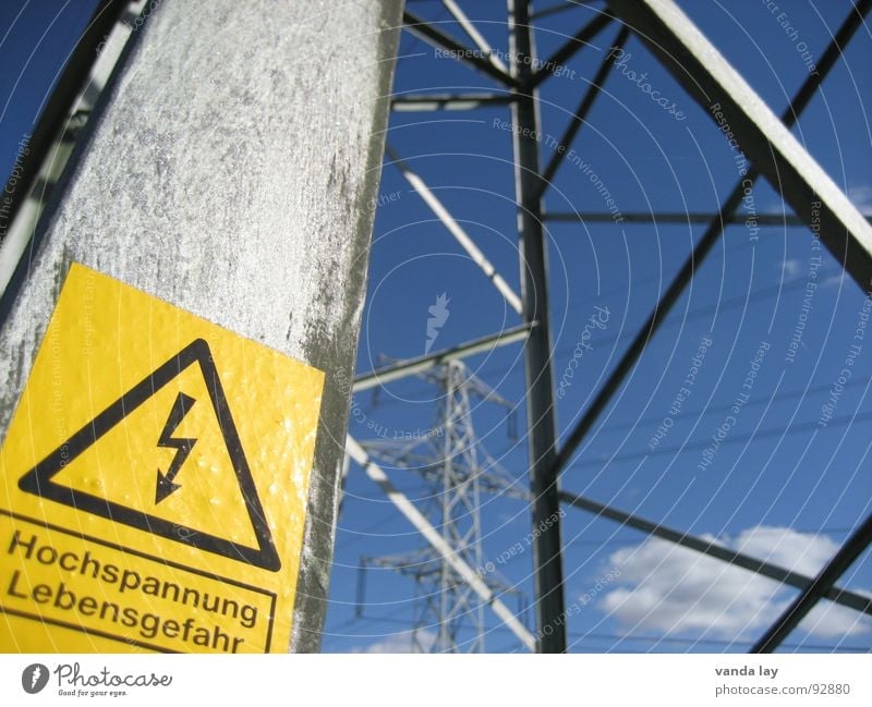 Lebensgefahr Elektrizität Strommast Kraft gelb Stahl Warnschild Stromtransport Energiewirtschaft Landweg gefährlich Industrie Warnhinweis Elektrisches Gerät
