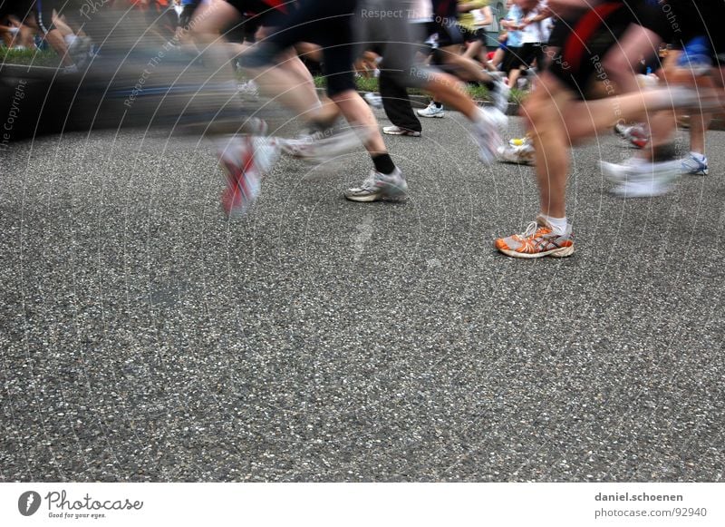 neulich beim Marathon Joggen Geschwindigkeit Schuhe Turnschuh Ausdauer Bewegungsunschärfe Sport Spielen Menschengruppe Fitness laufen rennen Beine Gesundheit