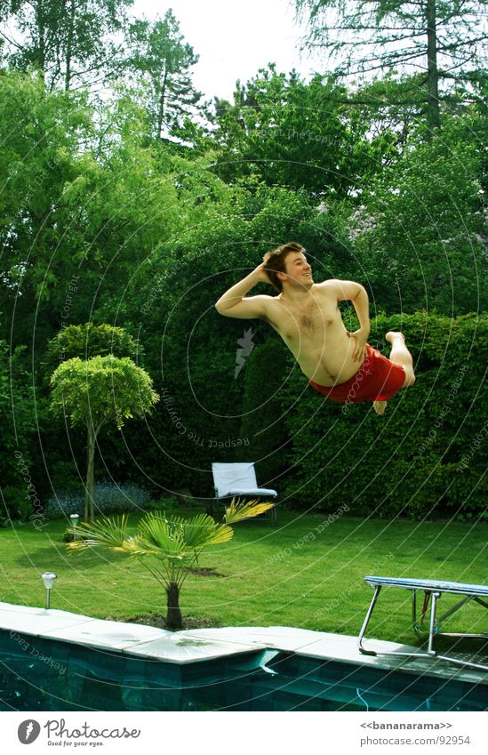 König der Lüfte springen Schwimmbad Trampolin Show Aktion Stunt grün Wiese Baum Badehose rot Mann liquide Sommer Frühling hüpfen Ferien & Urlaub & Reisen Palme