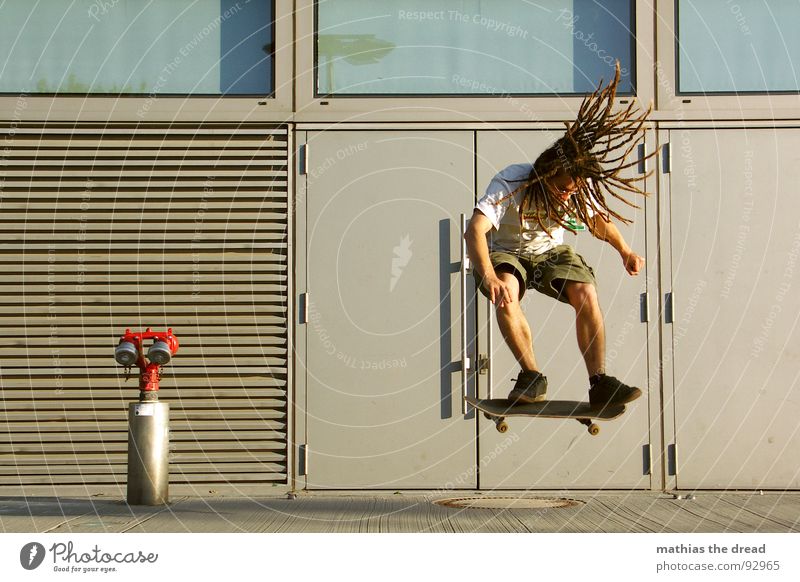 Knochenschinderei Sport Gesundheit anstrengen Skateboarding old-school Ferne Aktion berühren Rastalocken Fahrtwind springen Beton Hydrant Löschwasser Notausgang