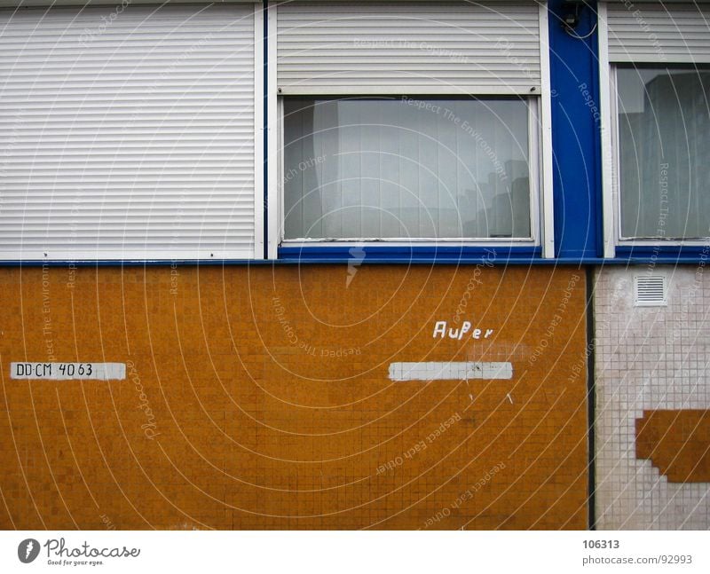 AUßER´s PARKPLATZ Parkplatz Wand Zone verfallen Müll Fenster Rollo Rollladen Mosaik Lüftungsschlitz Schacht reserviert gelb weiß Typographie Buchstaben Dresden