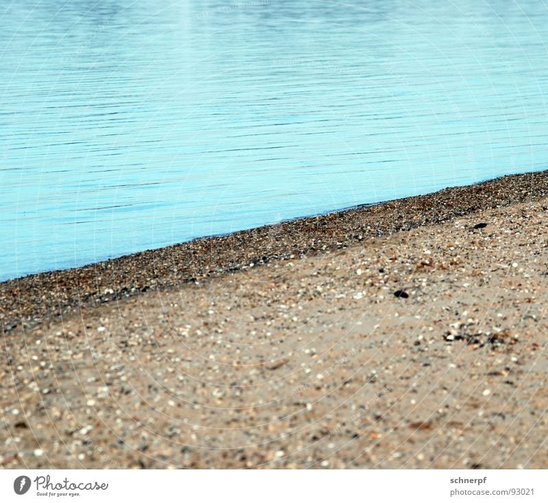 Tosende Fluten Einsamkeit Kies Strand aufsteigen Langeweile leer körnig feucht nass See Meer Baggersee Wellen kalt ruhend ruhig Erfolg Wasser blau Sand Fluss