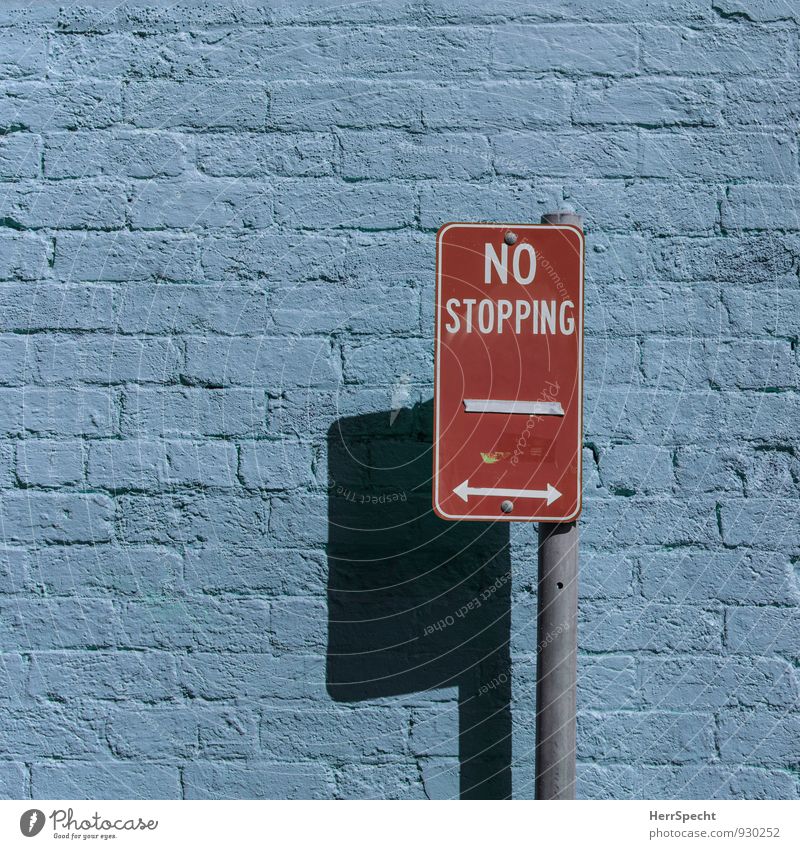 Weiterfahr-Zone Sydney Australien New South Wales Gebäude Mauer Wand Schriftzeichen Verkehrszeichen blau rot Halteverbot Pfeil Backsteinwand Farbfoto