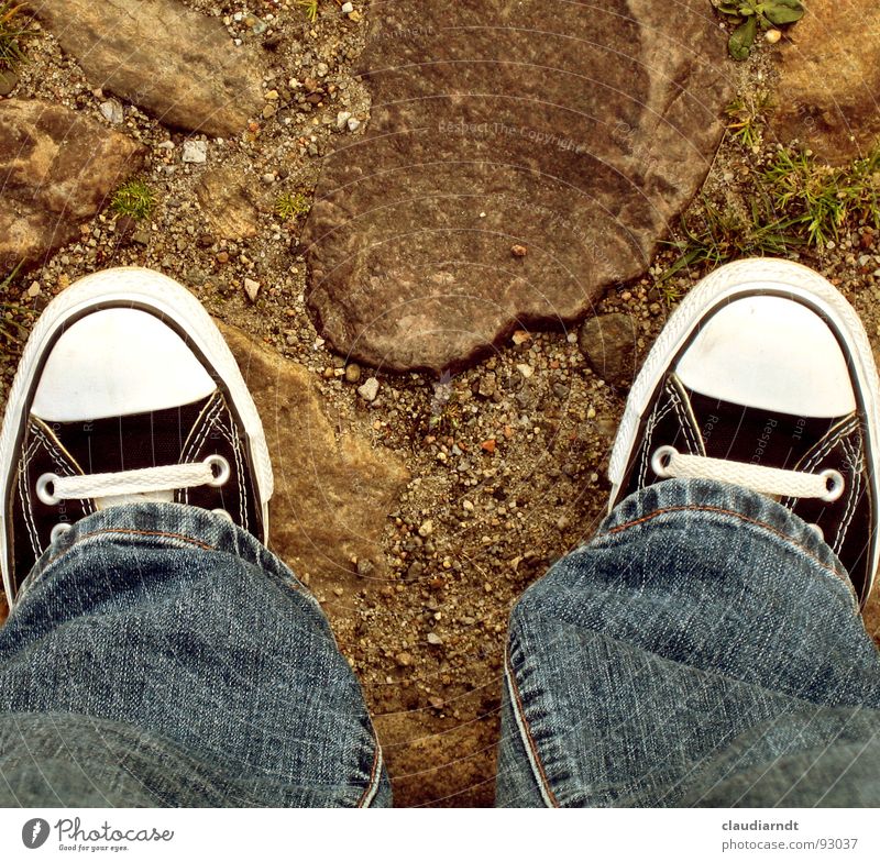 per pedes Schuhe gehen Chucks kultig stehen wandern Schuhbänder 2 Standbein Perspektive Blick nach unten Vogelperspektive Symmetrie einfach Bekleidung Fuß