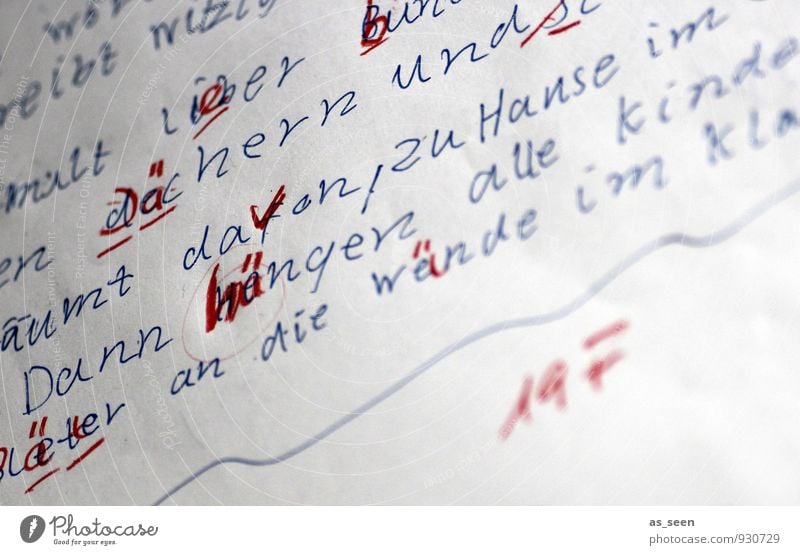 Rechtschreibung Kindererziehung Bildung Schule lernen Klassenraum Schulkind Lehrer Schreibwaren Papier Zettel Schreibstift Zeichen Schriftzeichen