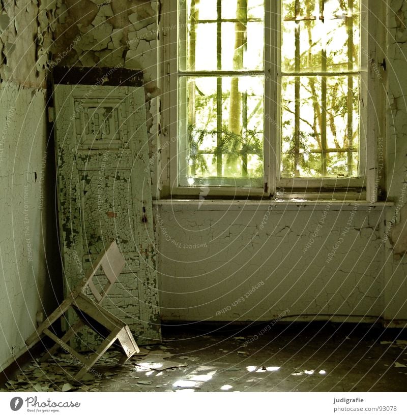 Heilstätte Haus Möbel Stuhl Raum Ruine Gebäude Fenster alt Traurigkeit gruselig kaputt Einsamkeit Angst Farbe Vergänglichkeit Fensterladen Eingang Putz