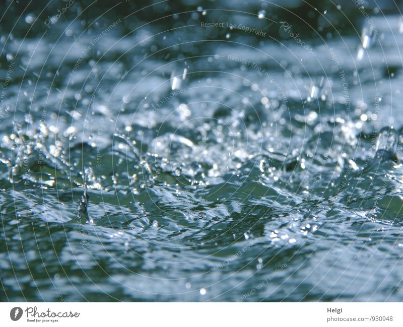 es plätschert... Umwelt Wasser Wassertropfen Bewegung glänzend ästhetisch authentisch einfach Flüssigkeit frisch kalt nass blau grau weiß Geplätscher Farbfoto
