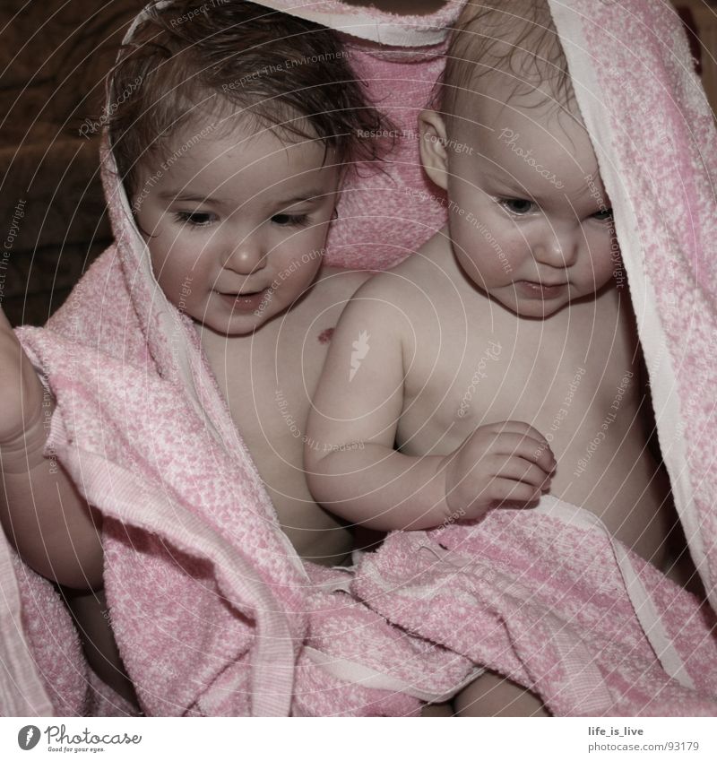 zwei_unter _einer_decke 2 Zwilling Baby Kind rosa süß Emily Sauberkeit frisch Kleinkind Mensch Freude oh joMann nicht allein Decke ohne schlüpfer schulterfrei