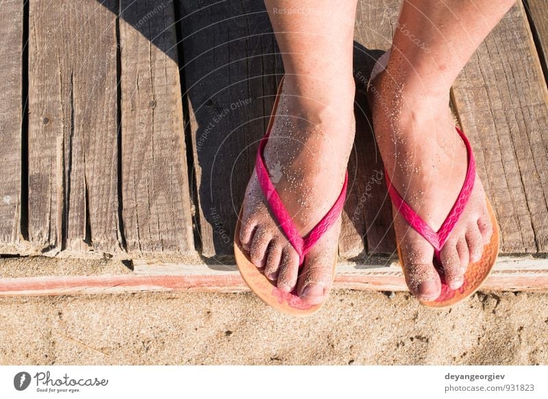 Frauen treten am Strand auf. Rosa String schön Haut Pediküre Erholung Ferien & Urlaub & Reisen Sommer Meer Mädchen Erwachsene Finger Fuß Sand Schuhe hell blau