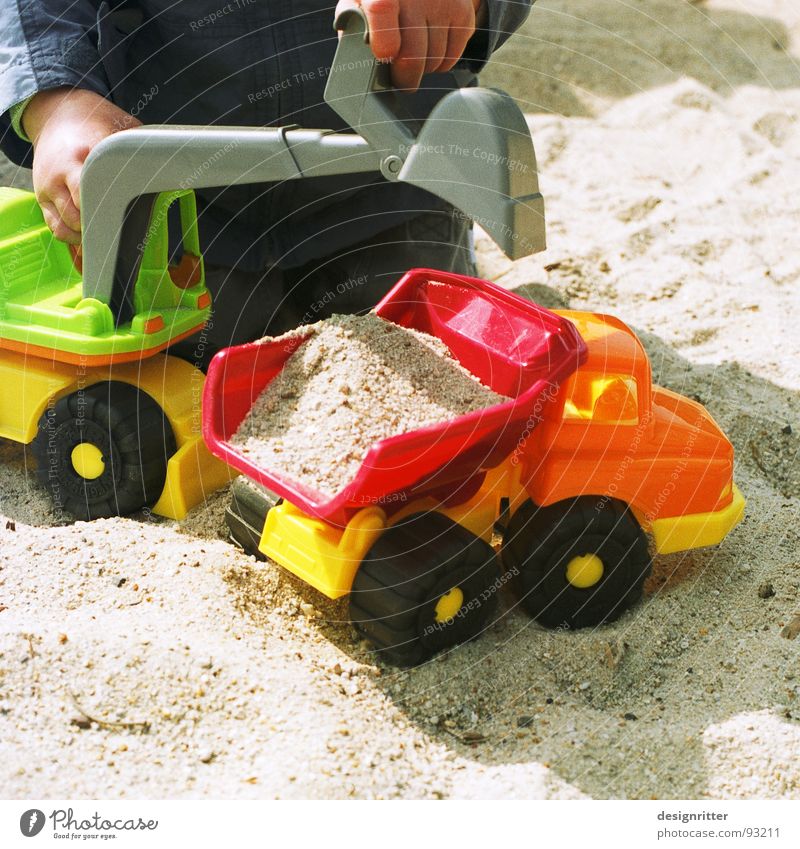Yo, wir schaffen das ... Sandkasten Spielen Spielzeug Kind Bauarbeiter Baustelle Bagger Kipper Lastwagen Junge sand box play plaything child children childhood