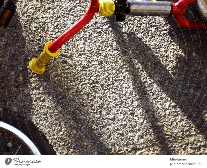 Unfall auf dem Schulhof Fahrrad Dreirad Beton Griff Sommer rot gelb Freizeit & Hobby Verkehr bycicle accident Fahrradlenker Speichen bemse Sonne