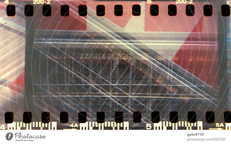 Absperrung II Lomografie Farbe Filmmaterial Barriere Zaun geschlossen schließen gesperrt Bauzaun analog rot weiß Metall Doppelbelichtung Raute