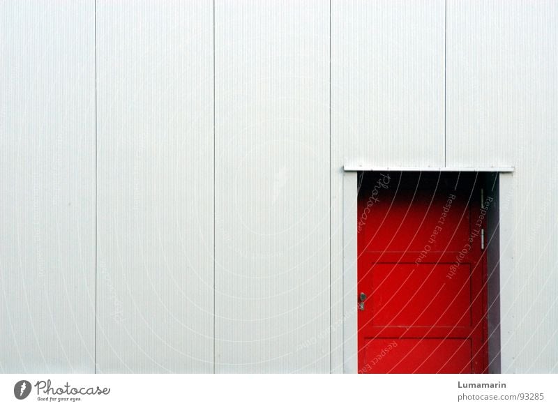 Die rote Tür Gebäude Haus Eingang Ausgang Fassade Neugier geheimnisvoll Alarm geschlossen eingeschlossen gefangen Schlüssel Inhalt Fragen Wachsamkeit typisch