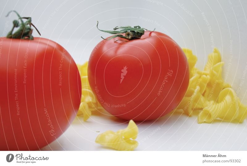 Tomate trifft Nudel #5 rot Nudeln Teigwaren Italien Innenaufnahme Gastronomie Küche kochen & garen gelb frisch Vitamin grün Gesundheit Gemüse
