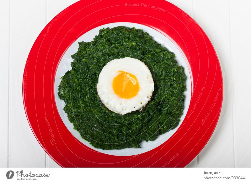 Bullenaugen Lebensmittel Bioprodukte Vegetarische Ernährung Teller Billig gut heiß rund gelb grün rot weiß Spinat Gemüse Spiegelei Ei konzentrisch Speise