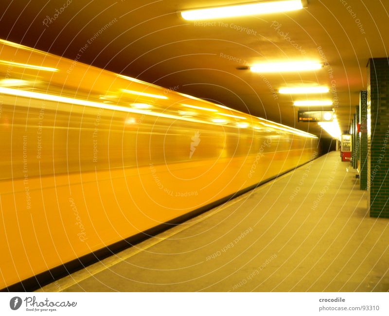 Ubahn surfin' gelb Elektrizität Lampe Neonlicht Tunnel Untergrund Gleise Fenster Langzeitbelichtung U-bahn. zug Berlin Hauptstadt lock Säule undergrund U-Bahn