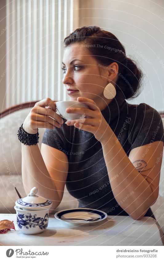 Kaffeepause Kaffeetrinken Heißgetränk Tee Tasse feminin Junge Frau Jugendliche Denken Erholung Blick sitzen schön natürlich positiv Zufriedenheit genießen