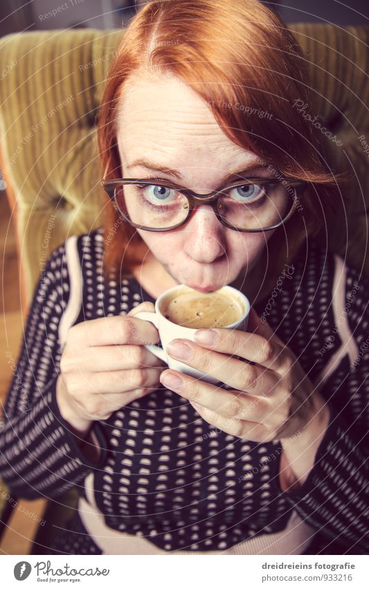 Schmeckt's? Kaffeetrinken Heißgetränk Espresso feminin Frau Erwachsene Brille rothaarig sitzen elegant frech Freundlichkeit schön Erotik Zufriedenheit