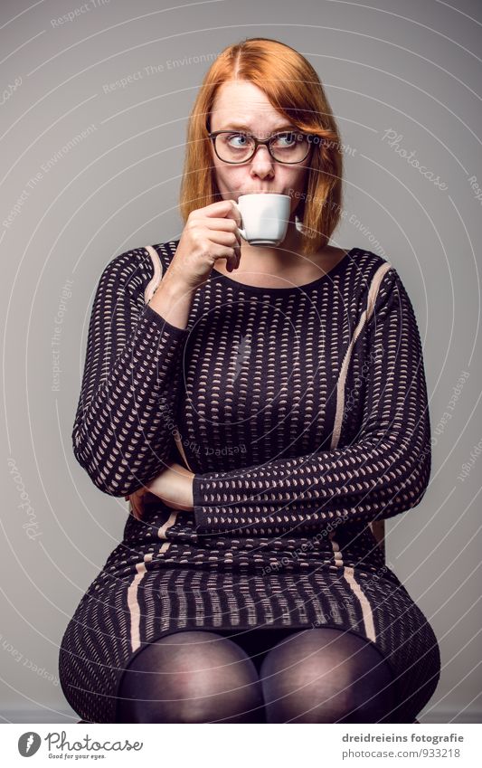 Ein Tässchen Kaffe in Ehren, kann mir wohl niemand verwehren feminin Frau Erwachsene Kleid Brille rothaarig sitzen trinken elegant einzigartig seriös